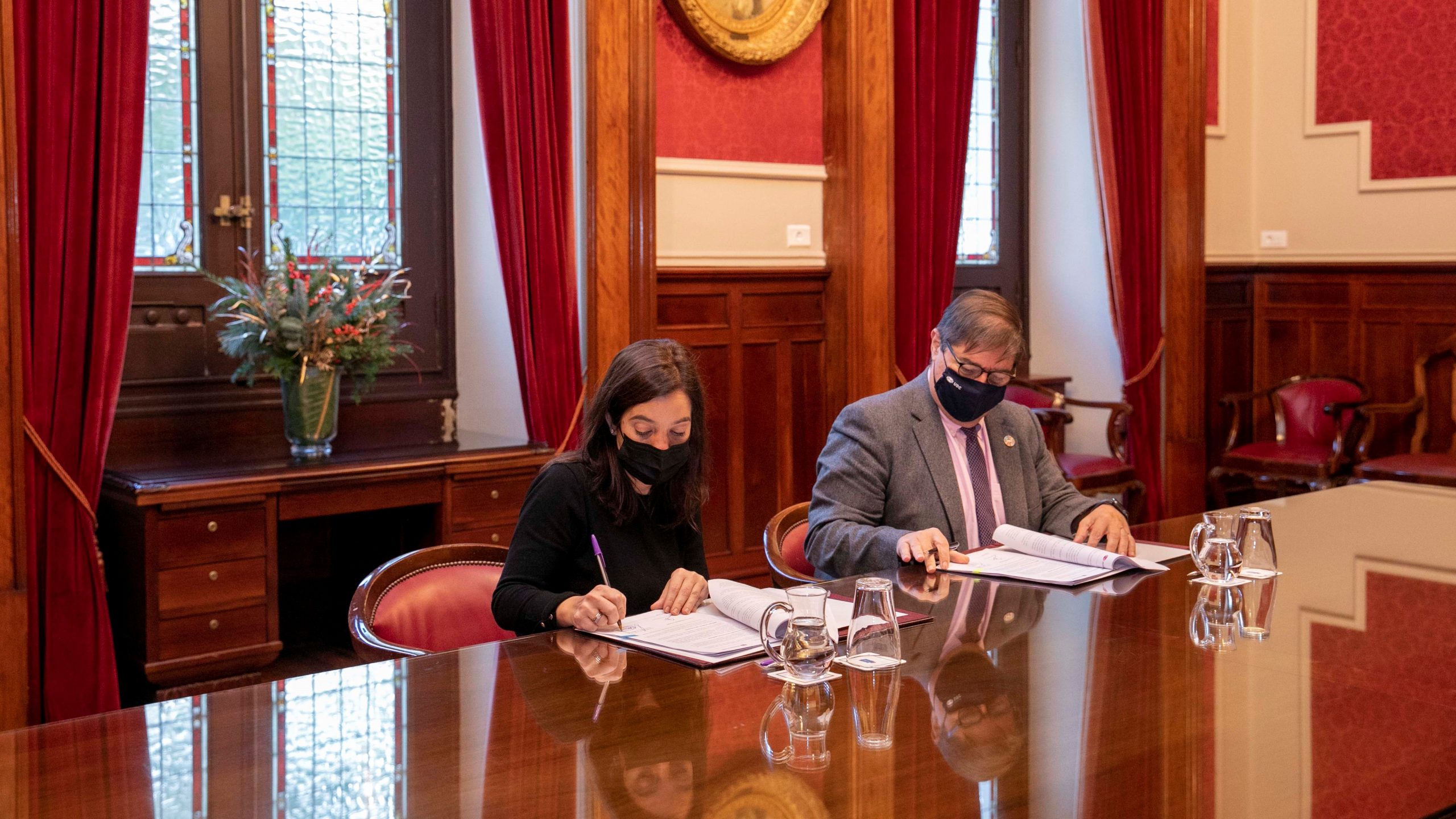 Inés Rey y Julio abalde firman un convenio para la Cátedra Emalcsa-UDC | AYUNTAMIENTO DE A CORUÑA
