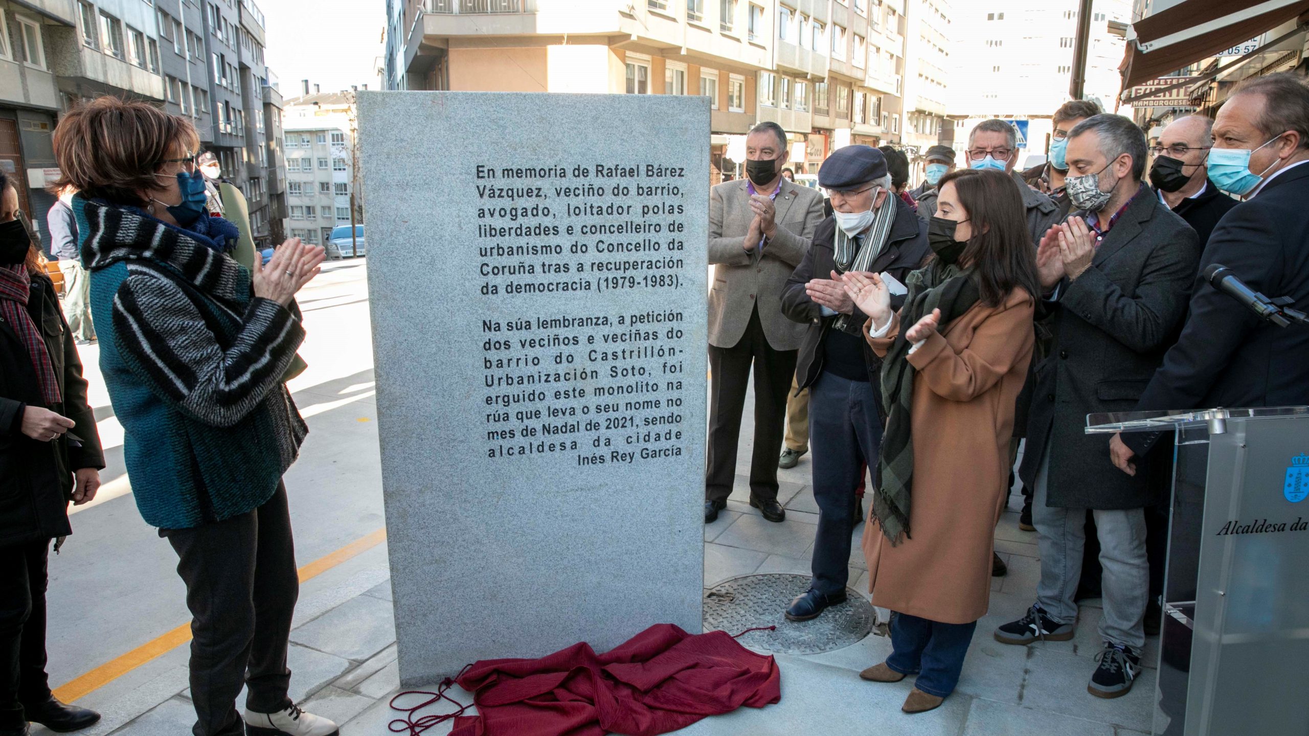 Inés Rey descubre el monolito en honor a Bárez | CONCELLO DA CORUÑA