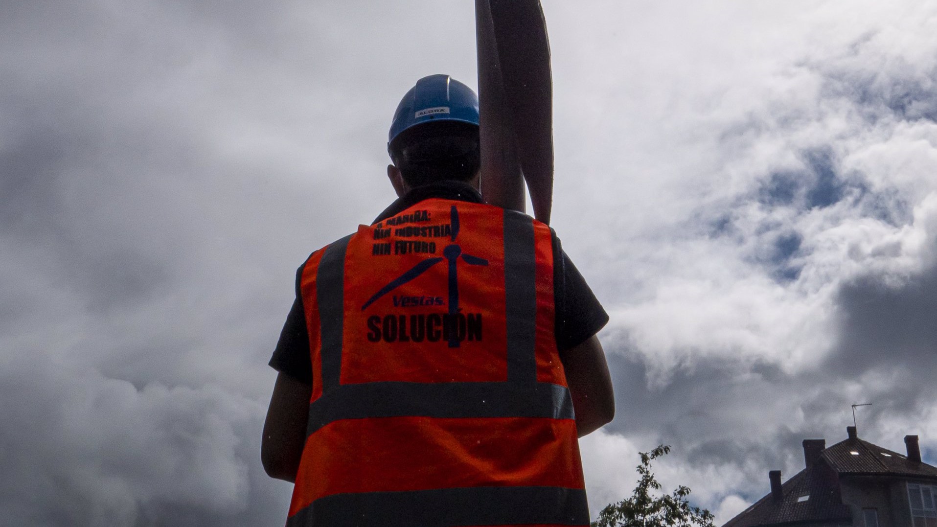 Un trabajador de Vestas lleva un molino en una marcha contra el cierre de la fábrica de Viveiro (Lugo) que afectaría a 115 personas | CÉSAR ARXINA
