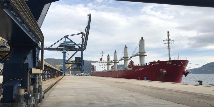 Archivo - Atraca en Ferrol un buque con 20.000 toneladas de carbón para la central térmica de Endesa en As Pontes. - EP