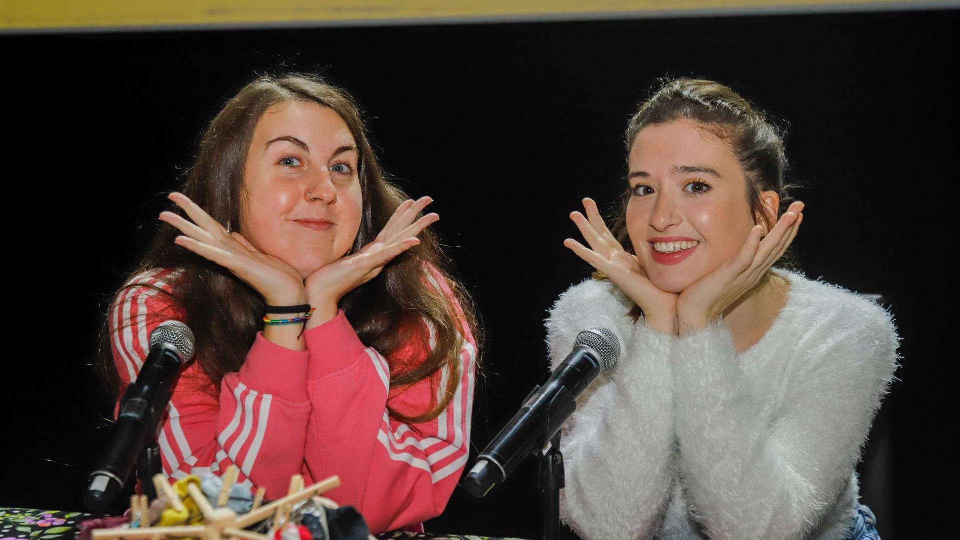Carolina Iglesias y Victoria Martín, presentadoras del pódcast 'Estirando el chicle' posan antes de una actuación | MARTA VÁZQUEZ