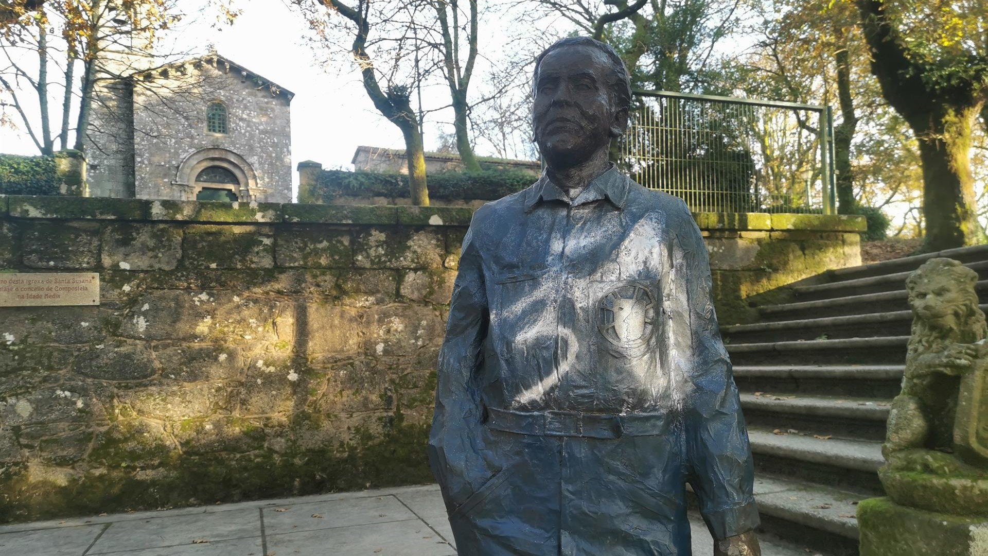 Estatua de Federico García Lorca en la Alameda de Santiago con una pintada | EP