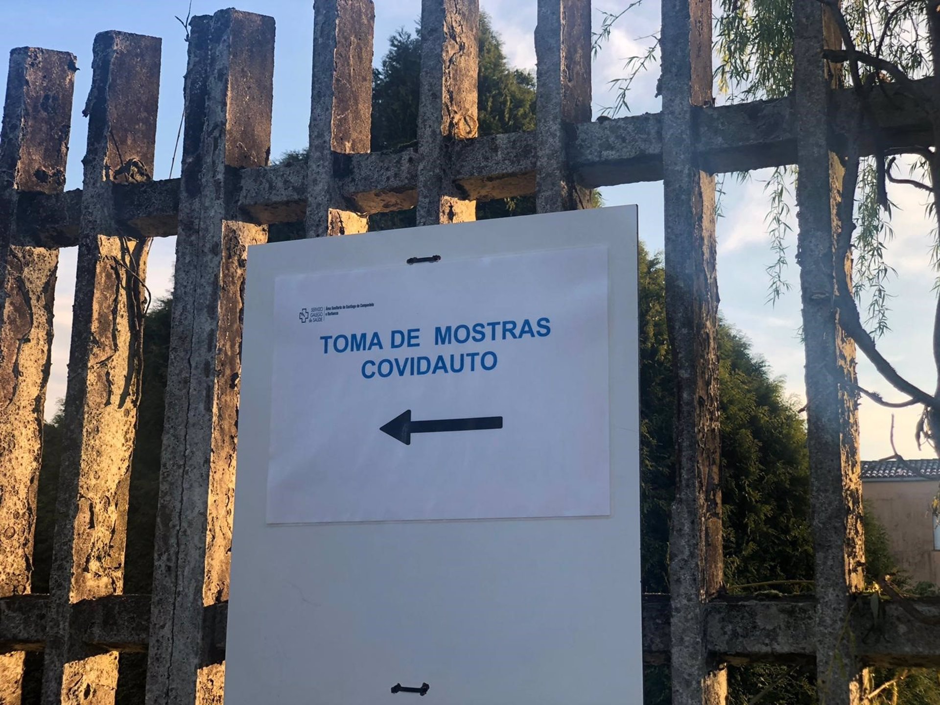 Zona de toma de muestras 'covidauto' del Hospital Clínico de Santiago de Compostela (CHUS) durante la epidemia de coronavirus | EP