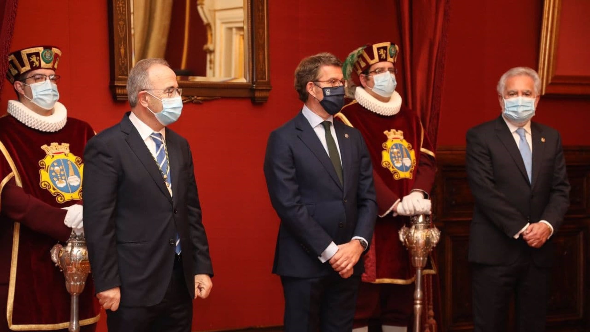 El alcalde de Santiago, Xosé Sánchez Bugallo, el presidente de la Xunta, Alberto Núñez Feijóo, y el presidente del Parlamento de Galicia, Miguel Ángel Santalices, en la Ofrenda de la Traslación de los restos del Apóstol Santiago de 2020