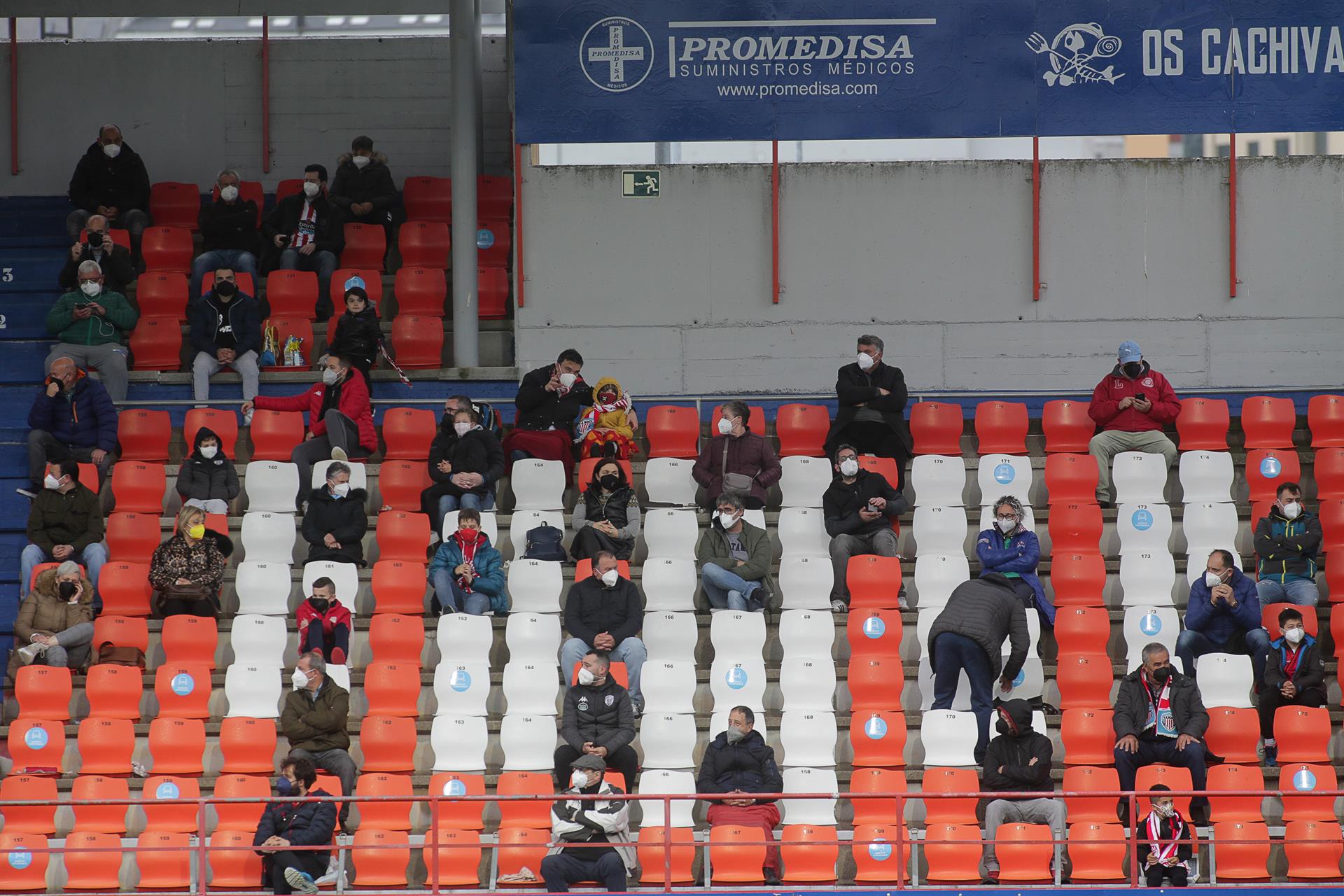 Imagen de archivo de varios aficionados en las gradas del estadio Ángel Carro | EP