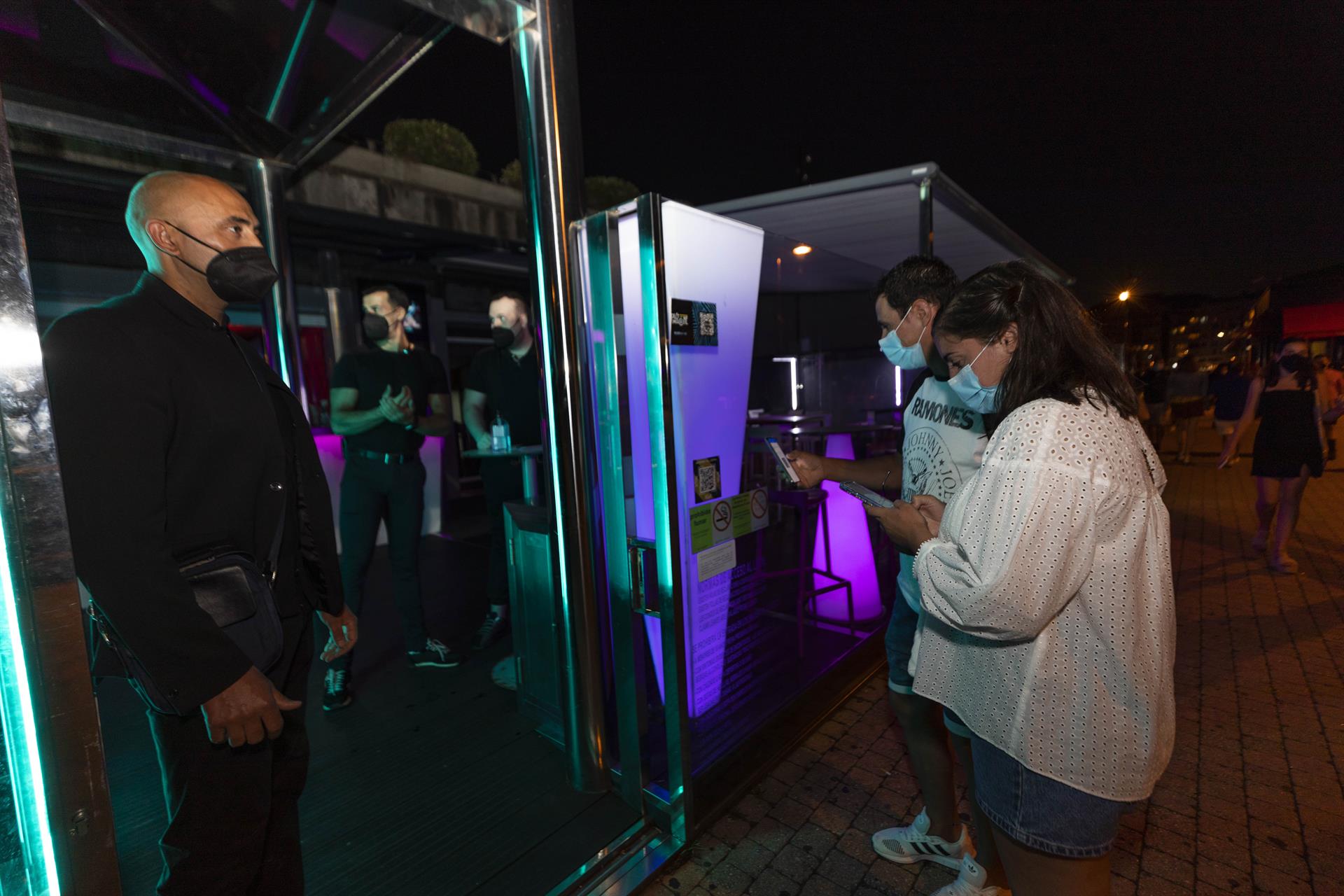 Personas esperan para poder acceder a un local | EP