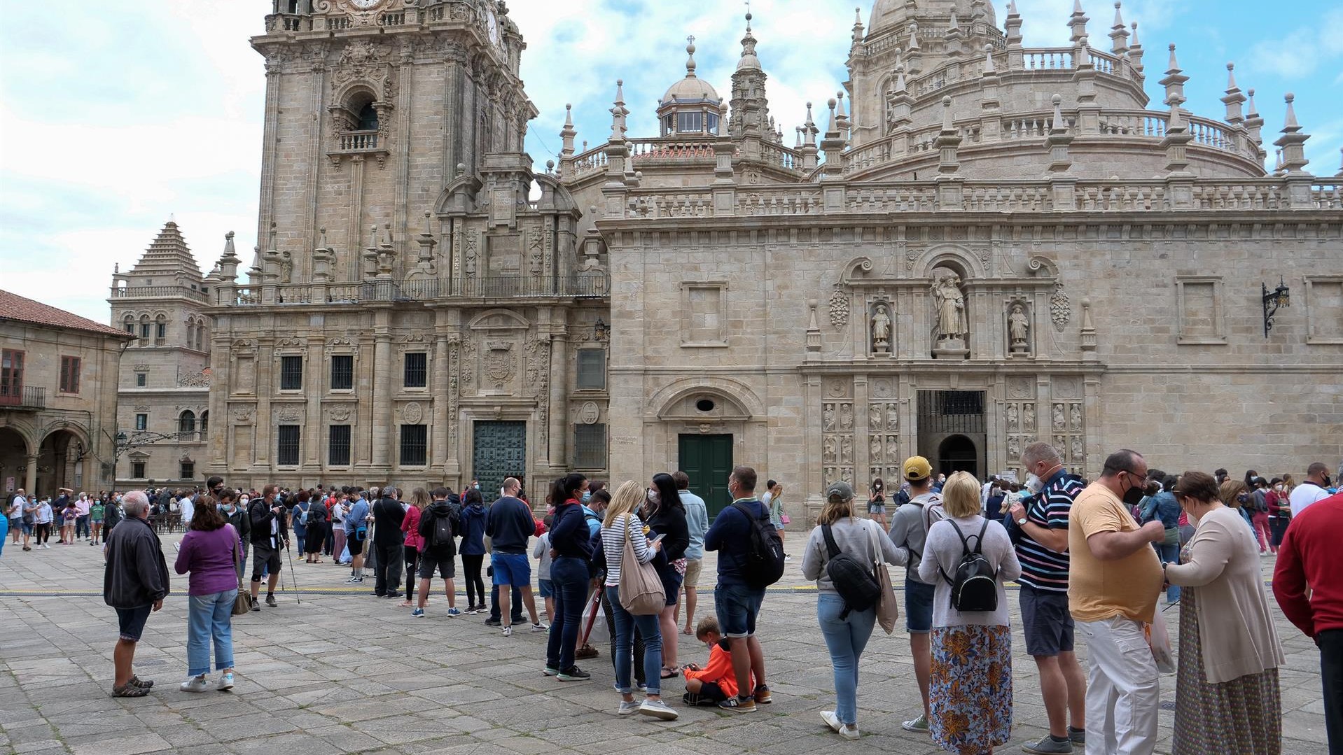 Varias personas hacen cola para entrar a la Catedral de Santiago de Compostela | CÉSAR ARXINA