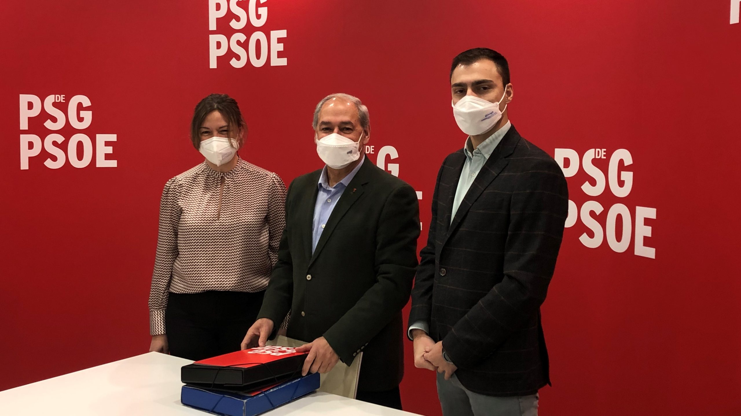 El presidente de la Diputación de Lugo, José Tomé, hace entrega de los avales para liderar el PSOE lugués