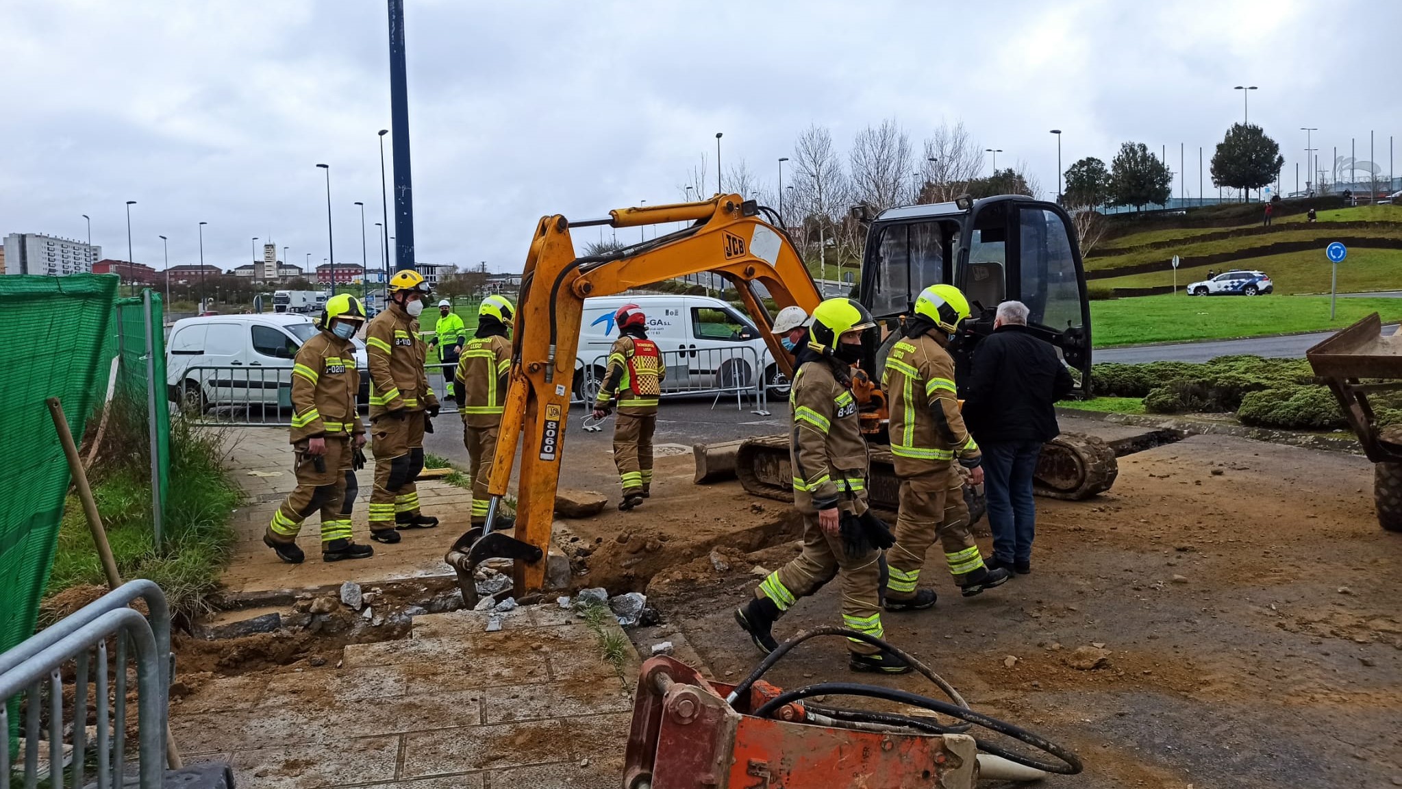 Loa bomberos de Lugo acuden a los trabajos de la fuga de gas de la Avenida Infanta Elena