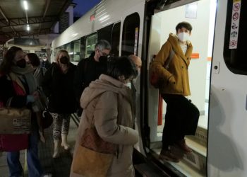 Pontón y otros responsables del BNG subiendo al tren en la estación de Ferrol a primera hora de la mañana