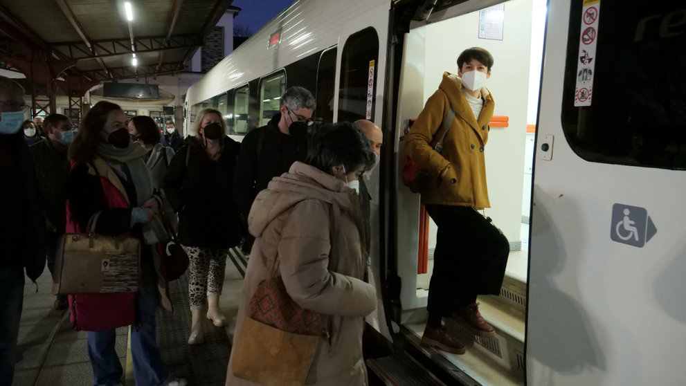Pontón y otros responsables del BNG subiendo al tren en la estación de Ferrol a primera hora de la mañana