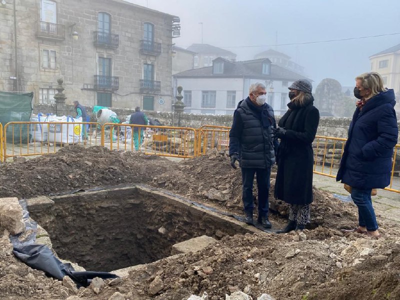 La alcaldesa Lara Méndez durante la visita a la excavación realizada esta mañana