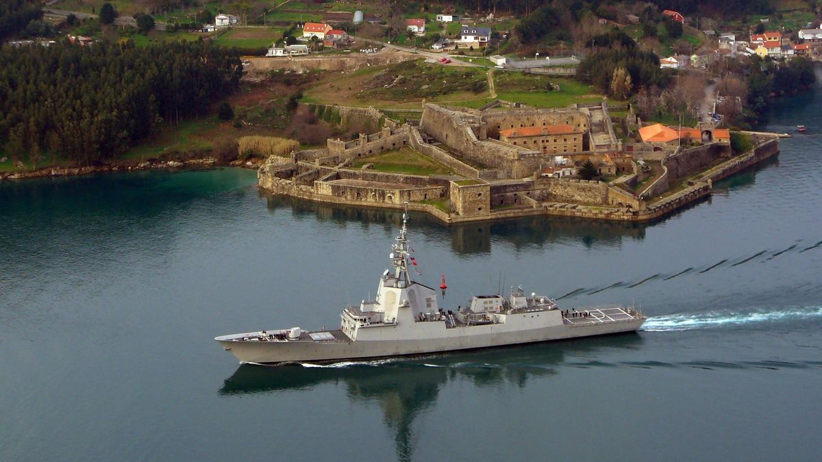 La fragata 'Blas de Lezo' saliendo por la ría de Ferrol | MINISTERIO DE DEFENSA