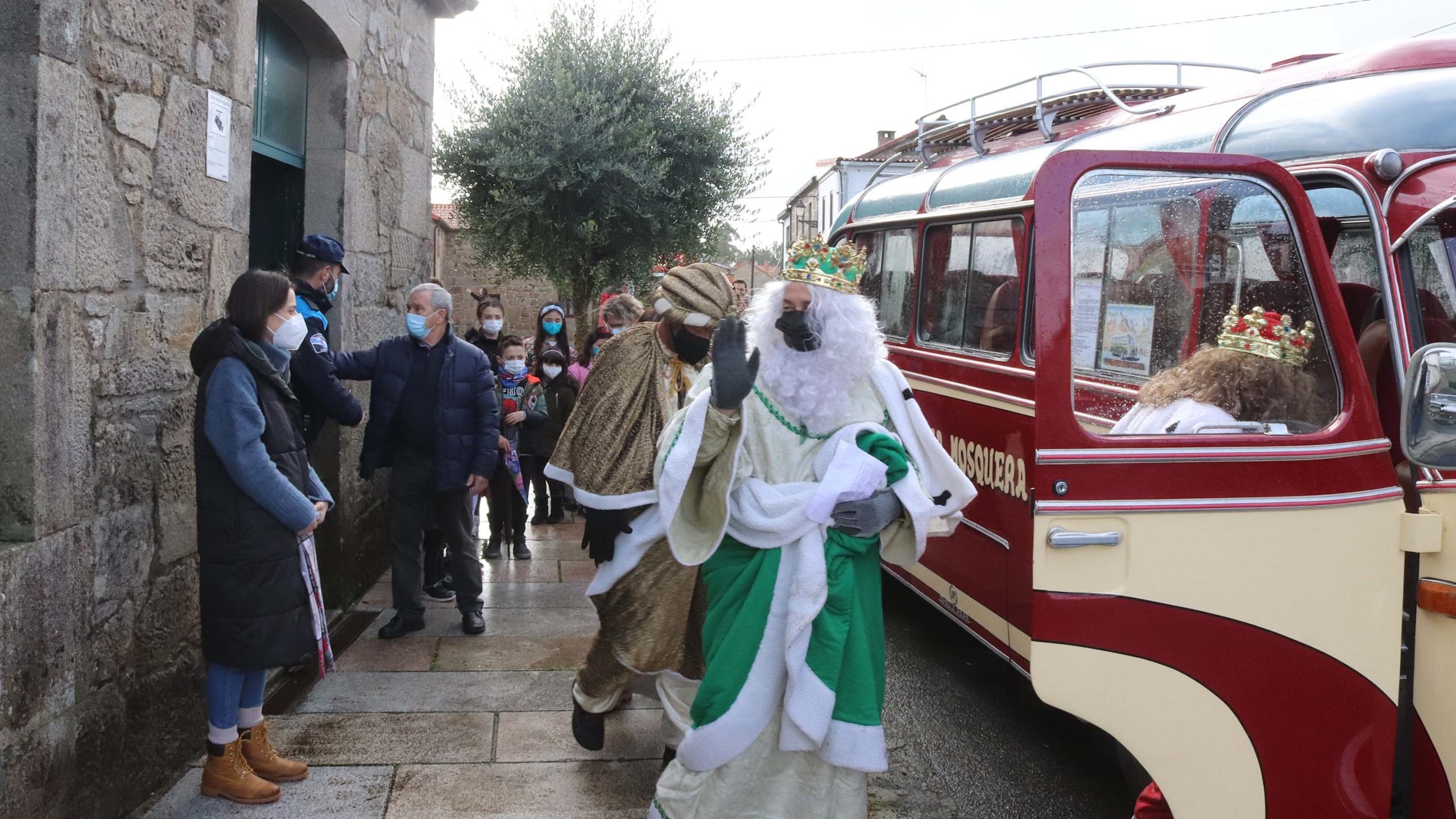 Los Reyes Magos visitan Brión en un autobús | CONCELLO DE BRIÓN