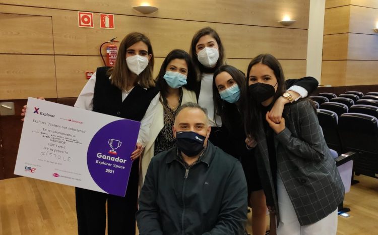 Lucía Blanco, Ana María García, Andrea Castro, Alba Boedo y Julia Cacheda junto a su
tutor de su proyecto, el profesor de la Facultad de Humanidades y Documentación, Manuel
Escourido Calvo