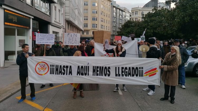 Cientos de manifestantes protestan contra las medidas sanitarias