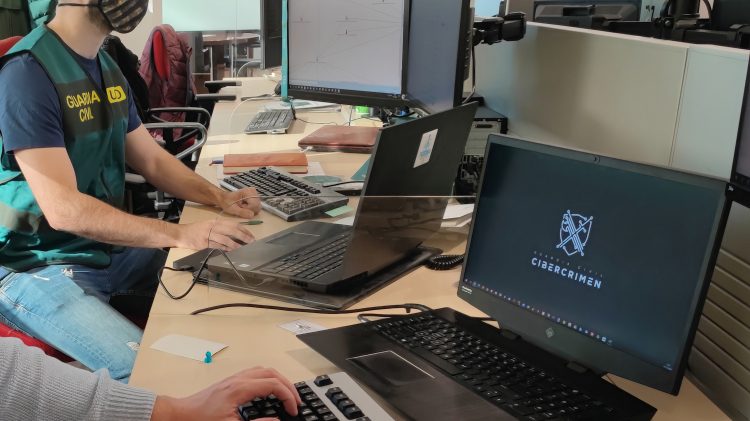 Imagen de archivo de dos agentes de la Guardia Civil con sus ordenadores investigando ciberdelitos | GUARDIA CIVIL