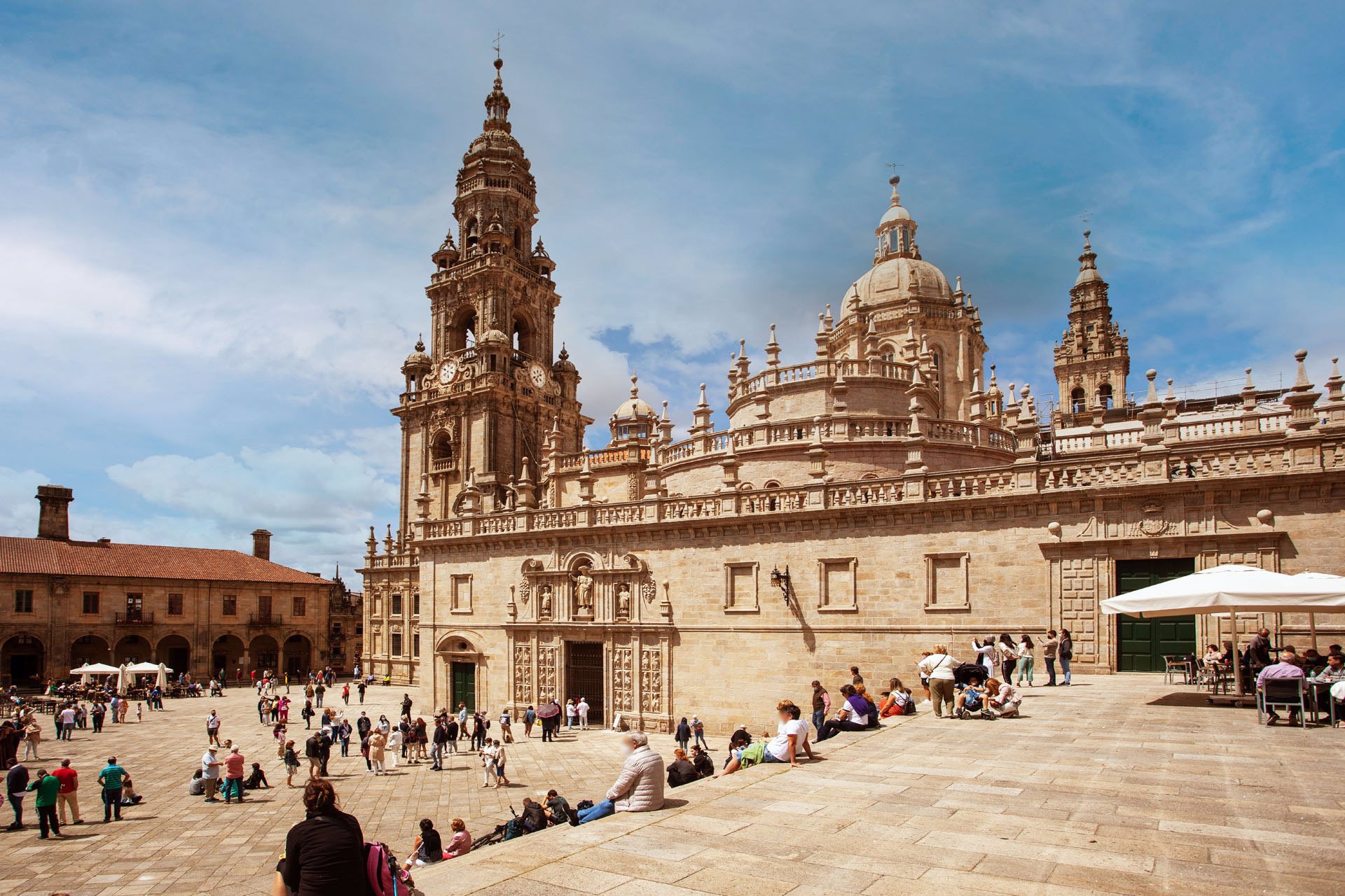 01-01-2022 Praza da Quintana.

Galicia ha cerrado el 2021 con cerca de 180.000 compostelanas selladas por el Centro Internacional de Acollida ao Peregrino, con lo que ha superado la previsión de este año de llegar a 140.000 credenciales.

SOCIEDAD 
XUNTA DE GALICIA