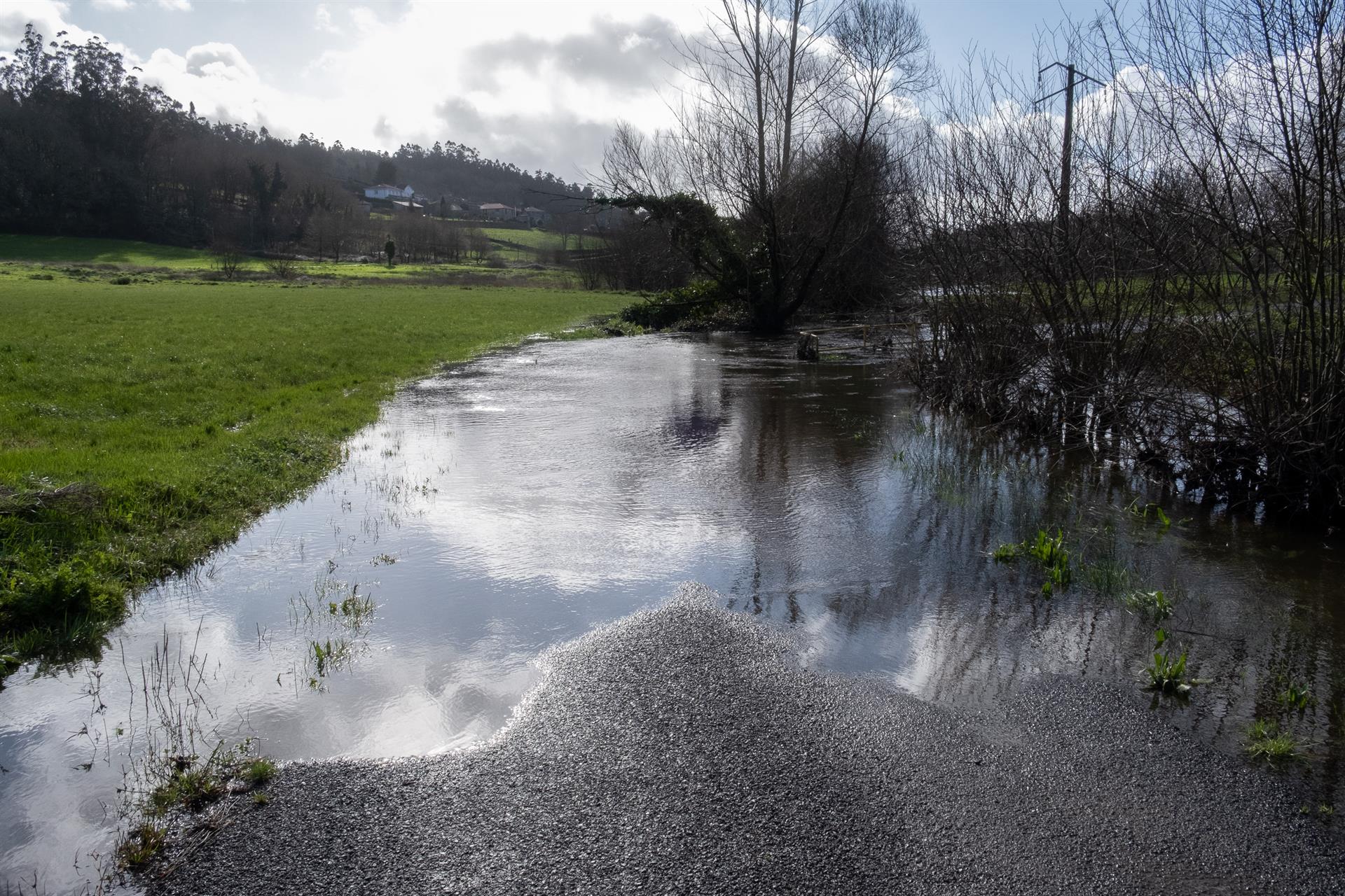 El río Tambre, desbordado a su paso por el municipio de Oroso | EP