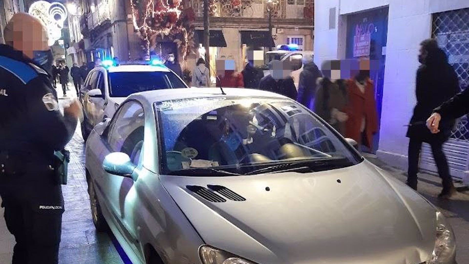 Vehículo interceptado en una zona peatonal de la calle San Pedro de Lugo