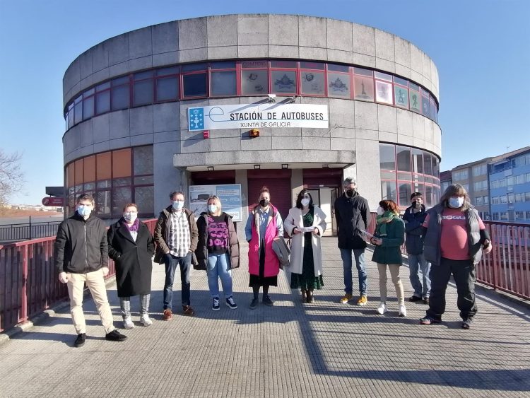 Usuarios de la plataforma de afectados frente a la estación de buses de Ferrol el pasado mes | EP