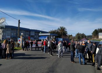 Los trabajadores de Leche Celta ante la entrada a la empresa en Pontedeume | EUROPA PRESS