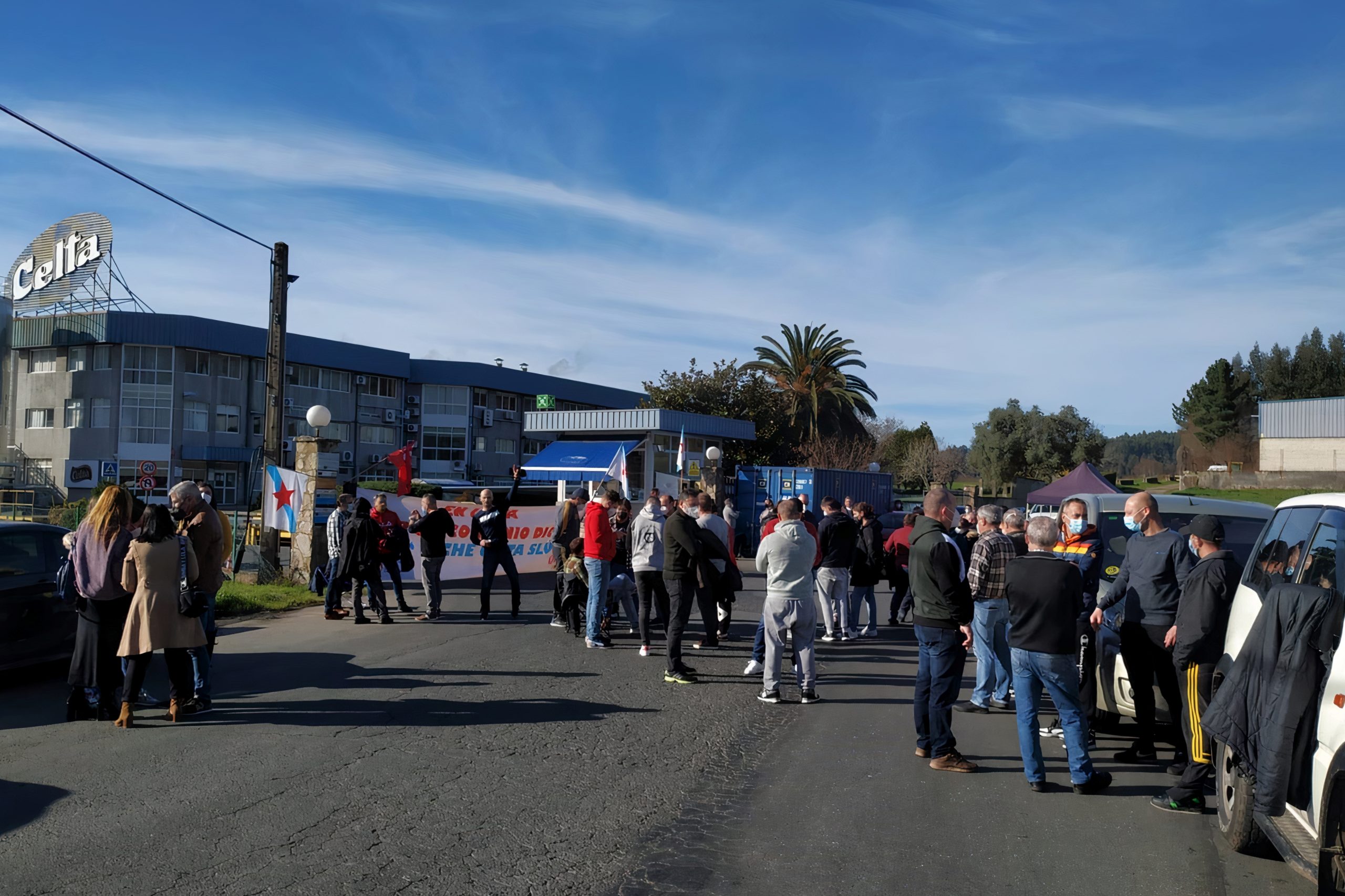 Los trabajadores de Leche Celta ante la entrada a la empresa en Pontedeume | EUROPA PRESS