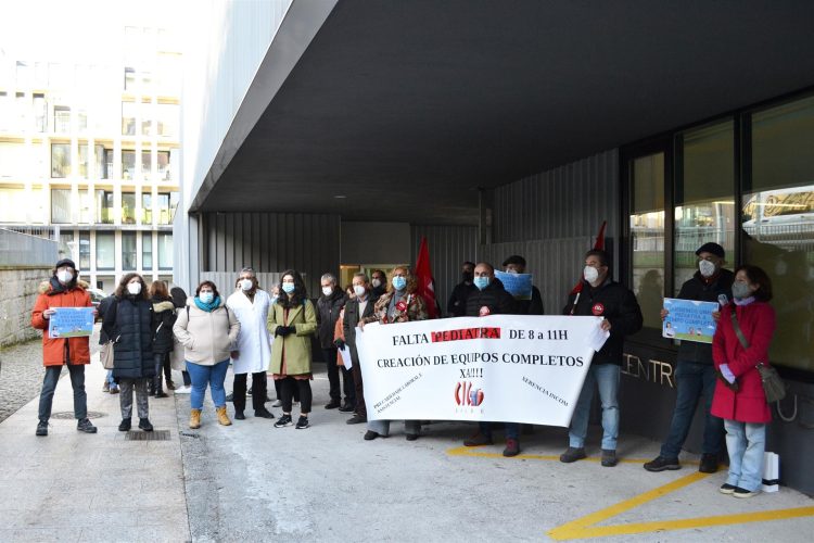 Protesta ante el centro de salud de Galeras, en Santiago