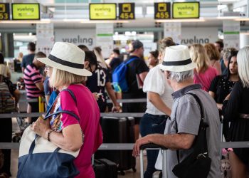 Diferentes viajeros esperan en el puesto de Check-In de la compañía Vueling en el Aeropuerto 'Josep Tarradellas Barcelona-El Prat', durante la Huelga del personal de tierra de Iberia en Barcelona