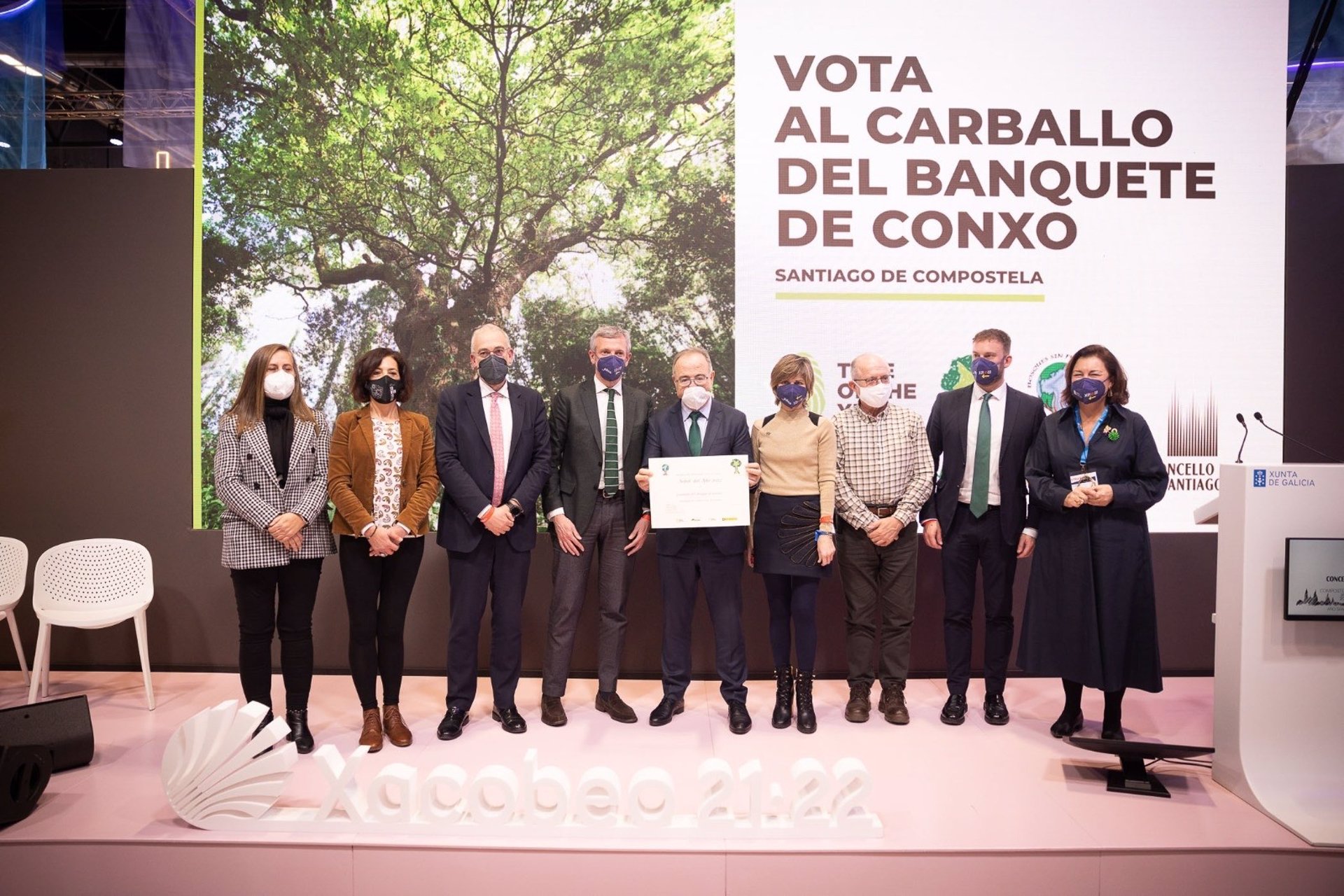 El alcalde de Santiago de Compostela, Xosé Sánchez Bugallo, junto al concejal de Presidencia, Relaciones Institucionales y Turismo del Ayuntamiento, Sindo Guinarte; el vicepresidente primero de la Xunta, Alfonso Rueda, entre otros