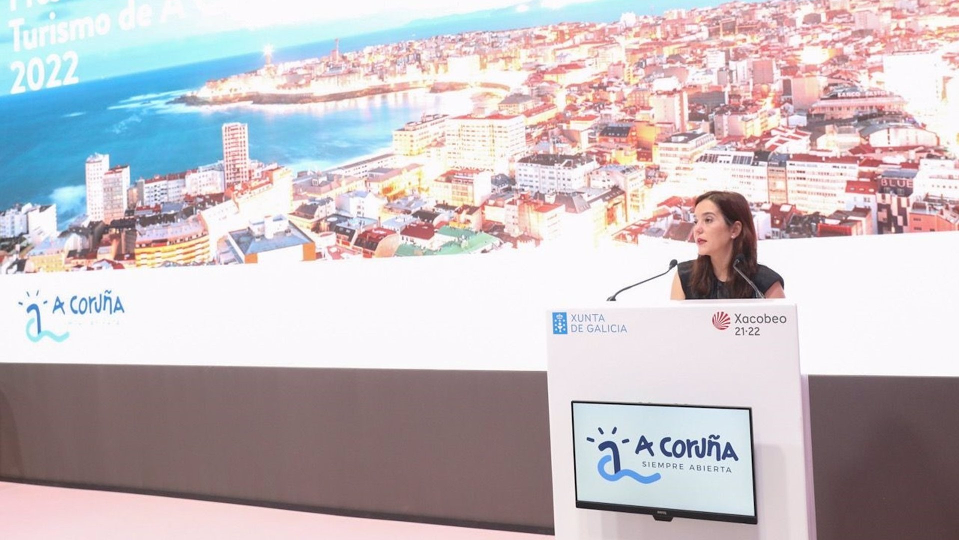 La alcaldesa de A Coruña, Inés Rey, presenta la oferta de la ciudad en Fitur