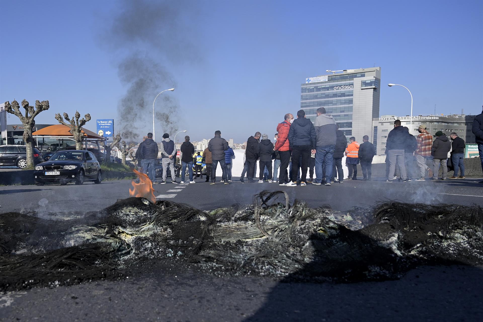 Quema de neumáticos en la avenida de Alfonso Molina en una protesta de trabajadores de Alu Ibérica | M. DYLAN - E.P.