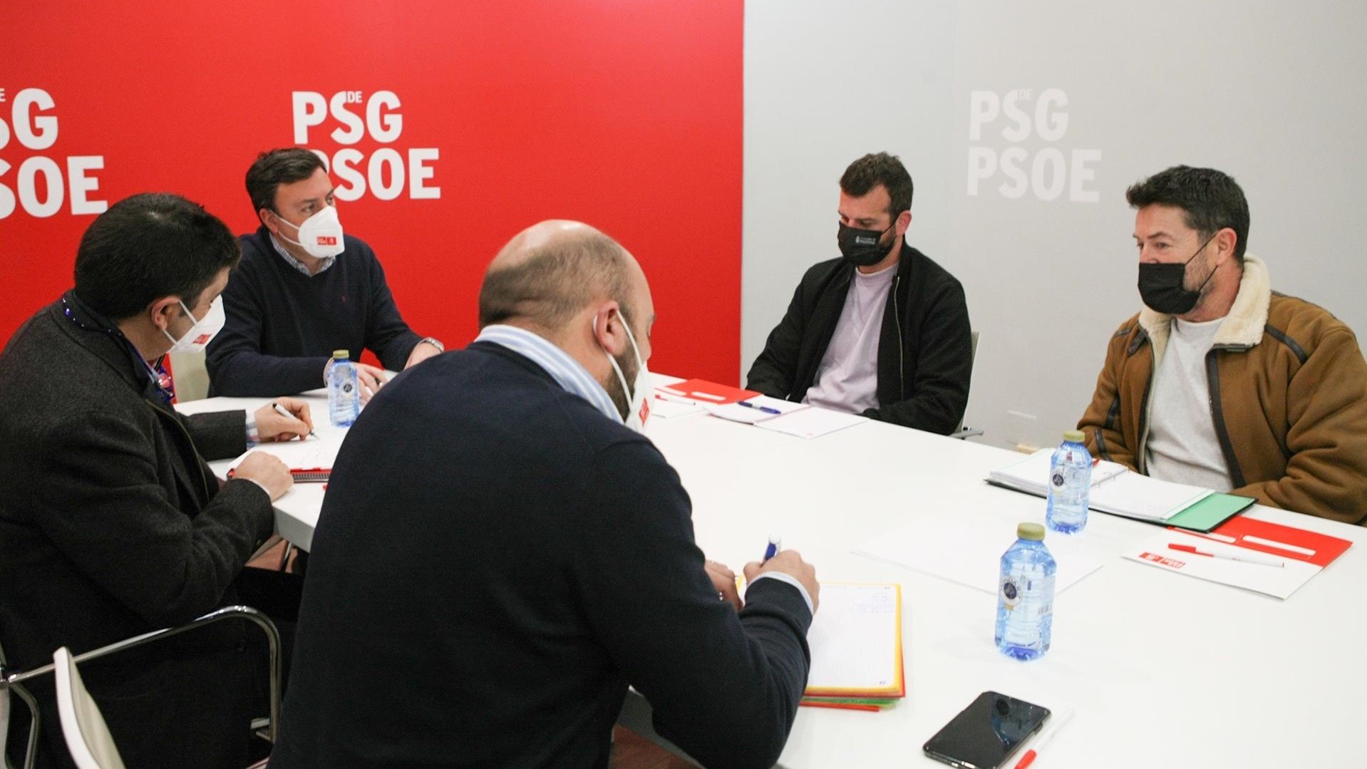 El secretario xeral del PSdeG, Valentín González Formoso, recibe al comité de Alu Ibérica en la sede de O Pino | PSDEG