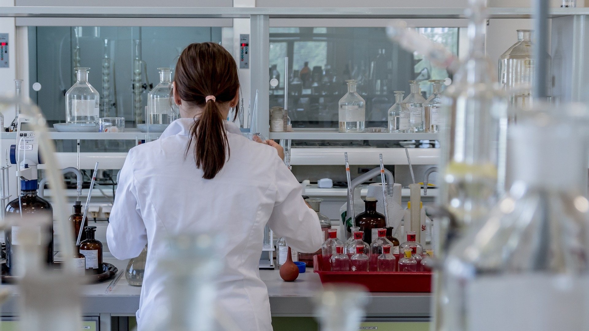 Imagen de archivo de una investigadora en un laboratorio