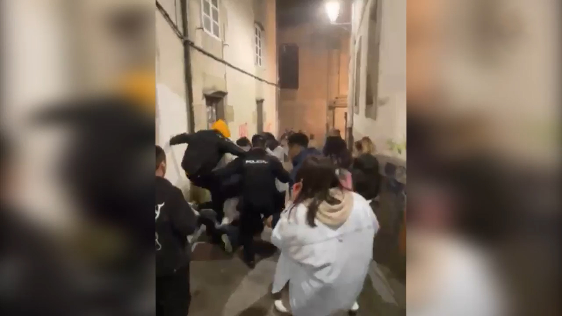 Momento de la pelea grabado por algunos transeúntes