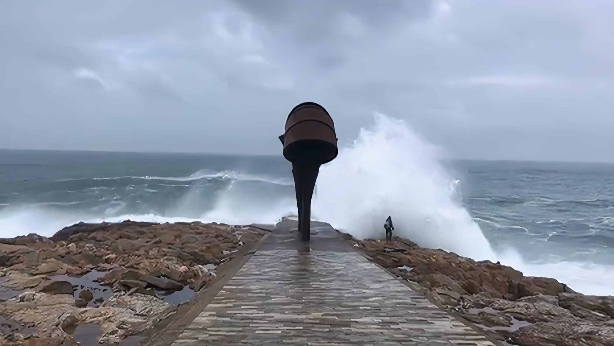 Una persona en las rocas de Punta Herminia | @MAESTRAVEIGA