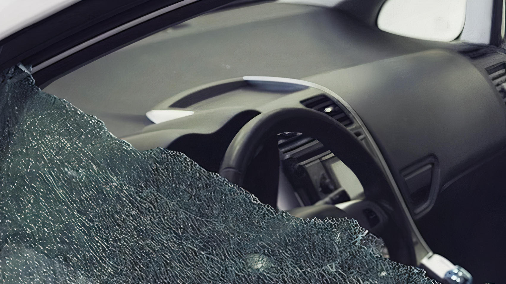 Imagen de un coche con la ventanilla rota | CARGLASS