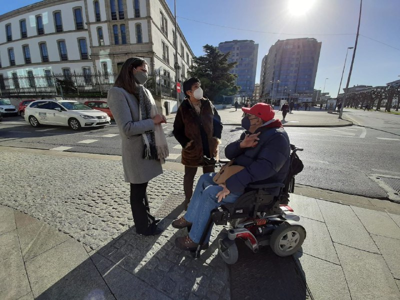 Lara Méndez y Olga López, junto al representante de Auxilia