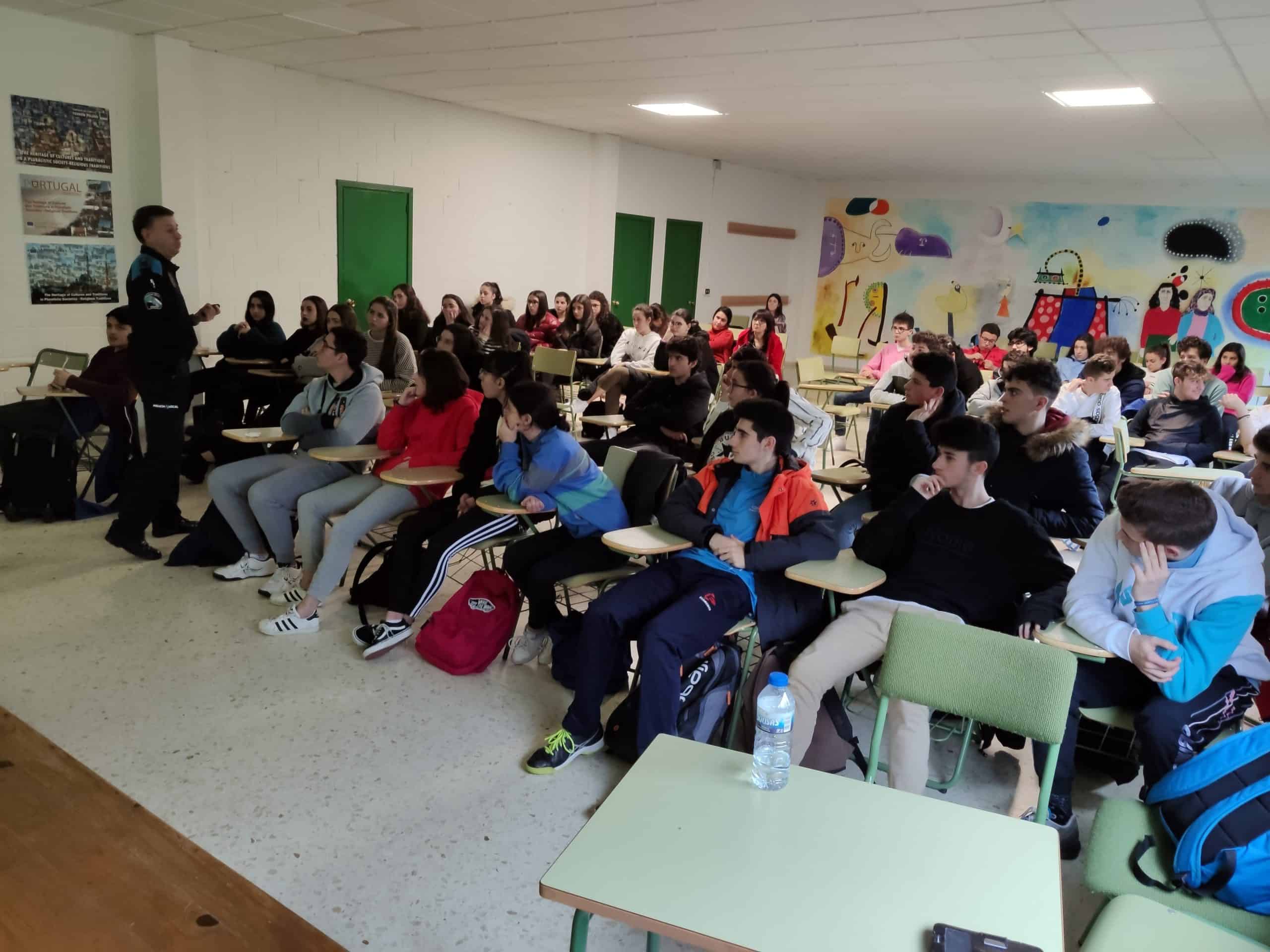 Sesión de la Policía Local en un instituto de Santiago