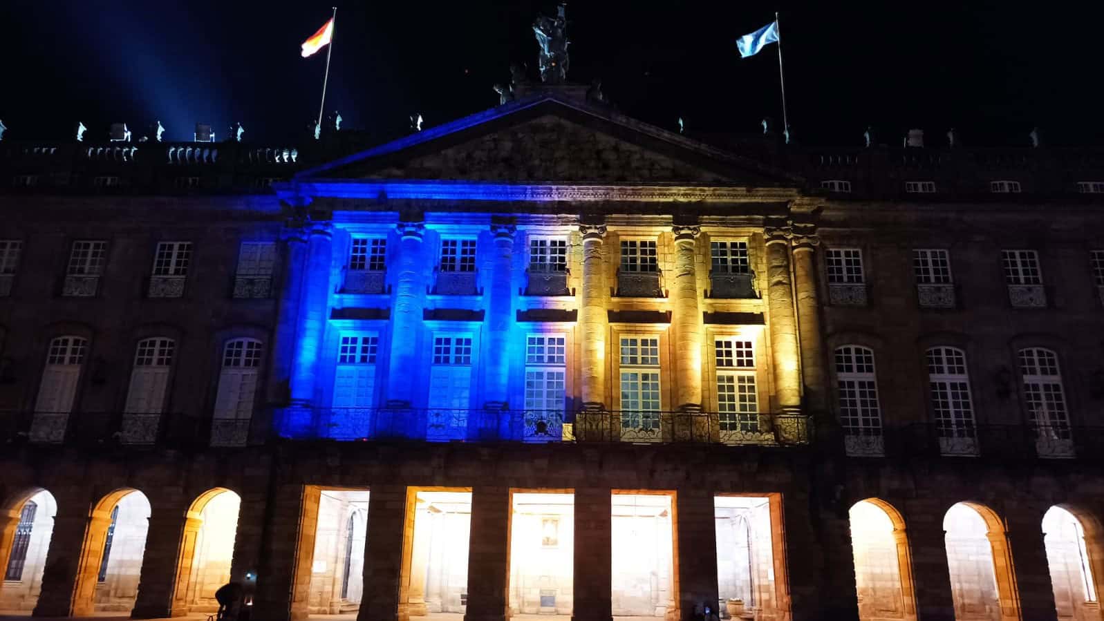 Fachada del Ayuntamiento de Santiago con colores de la bandera de Ucrania | AYUNTAMIENTO DE SANTIAGO