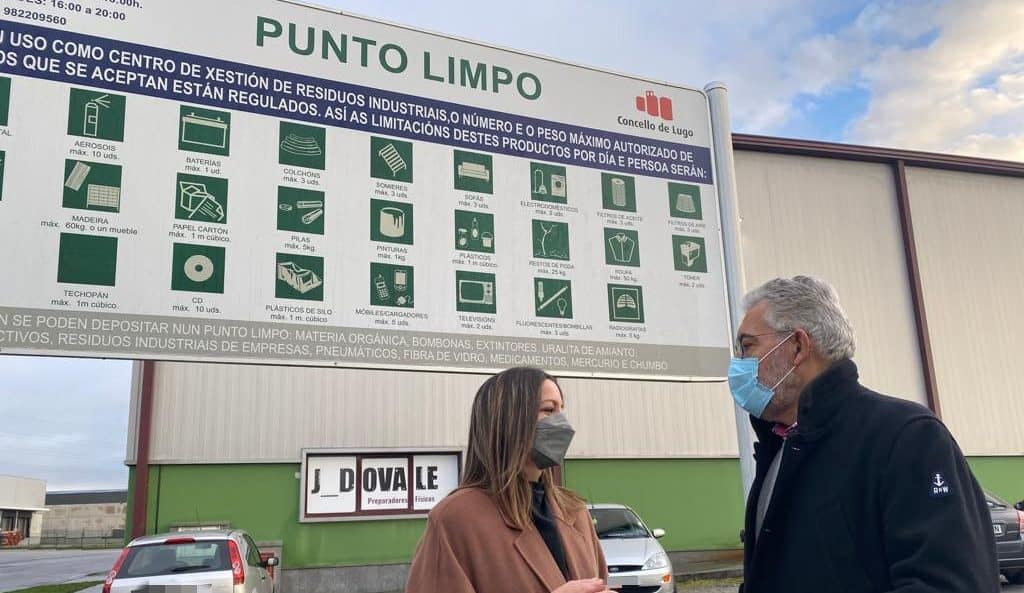 La alcaldesa de Lugo, Lara Méndez, y el edil de Medio Ambiente, Miguel Fernández en el punto limpio