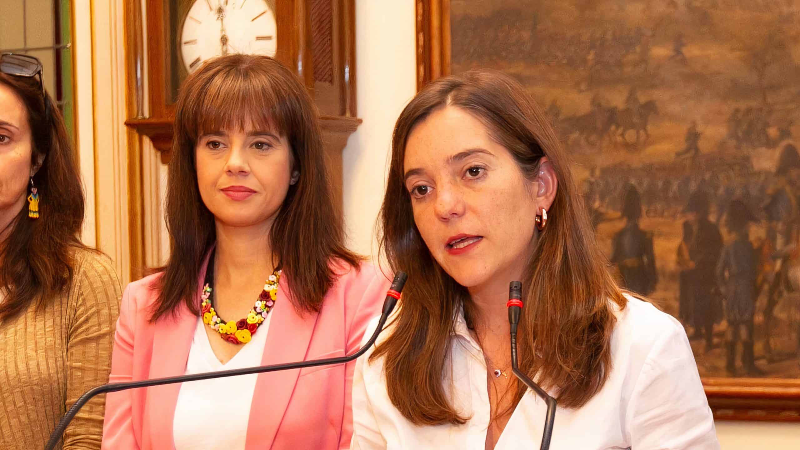 La exedil de Empleo, Eva Martínez Acón, detrás de Inés Rey en una rueda de prensa en 2019 | CONCELLO DA CORUÑA