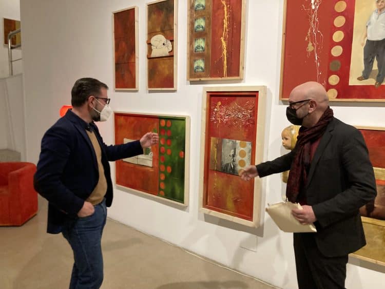 El alcalde, Ángel Mato, junto al artista en la inaguración de la exposición