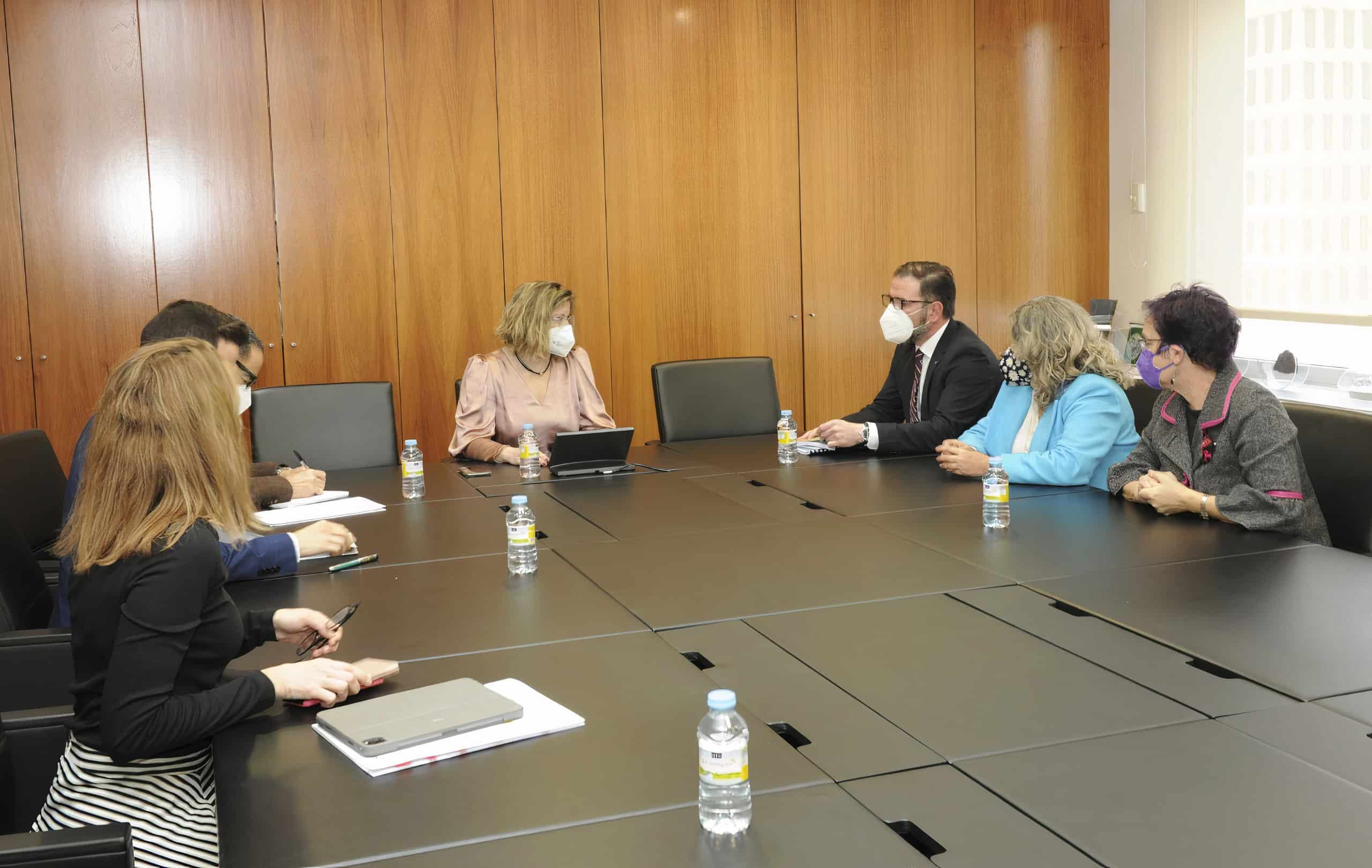 Ángel Mato, estuvo acompañado en el encuentro con la presidenta de ADIF por las diputadas por A Coruña Natividad González Laso y Montserrat García Chavarría