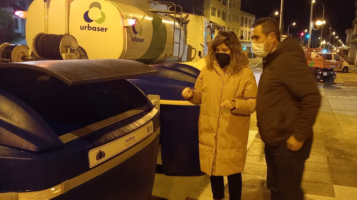 Marián Ferreiro supervisa la instalación de contenedores | CONCELLO DE NARÓN