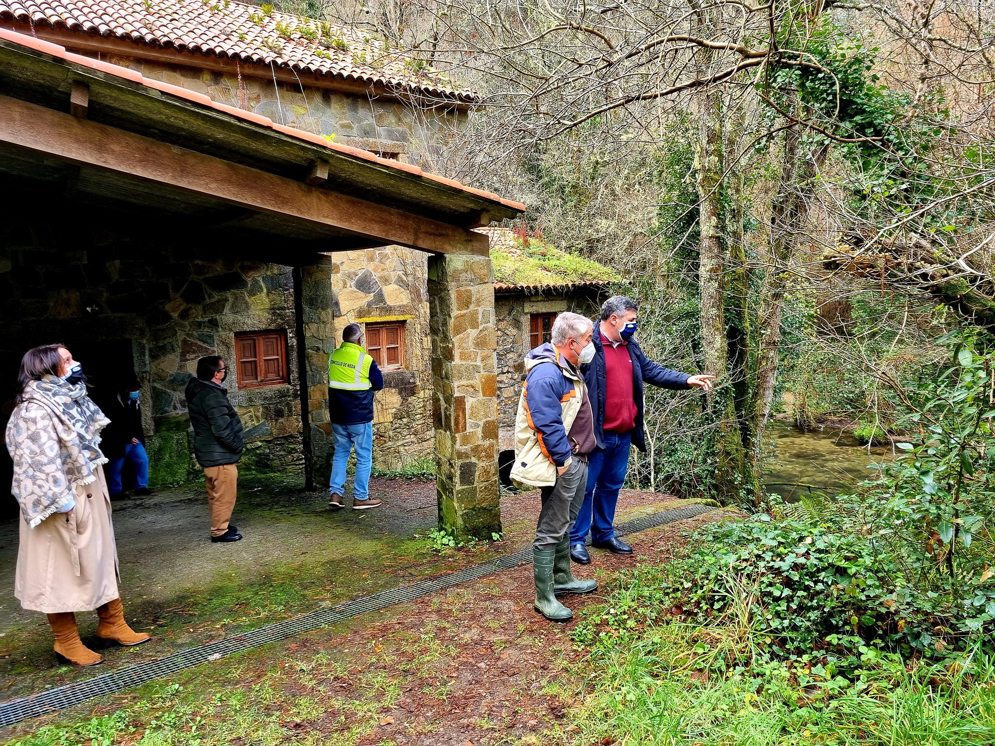 El alcalde de Neda, Ángel Alvariño, visitó la zona con responsables de la entidad ambientalista