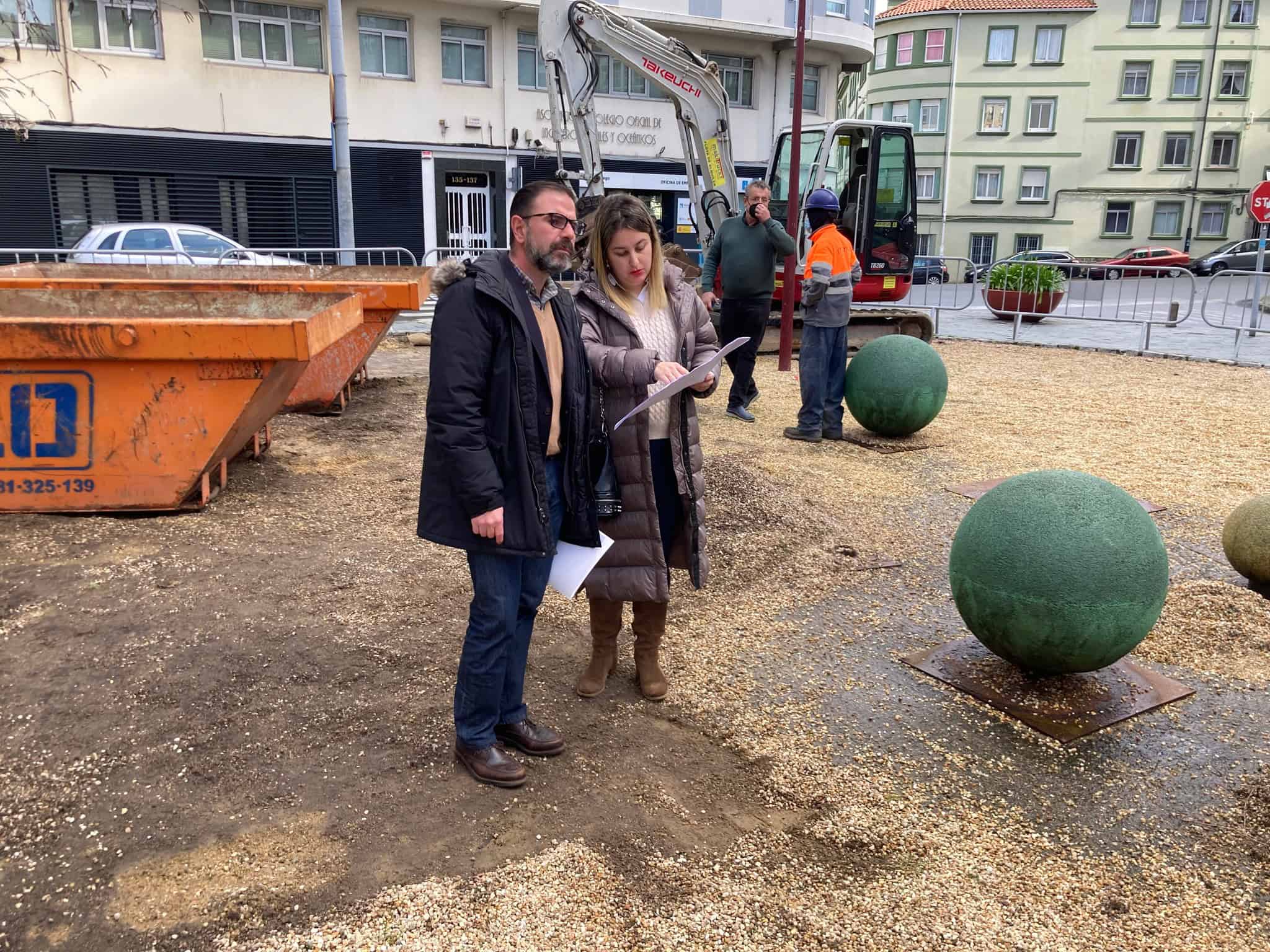 Ángel Mato visitó con la concejala de Obras y Servicios, Ana Lamas, la plaza ubicada en el barrio de Esteiro