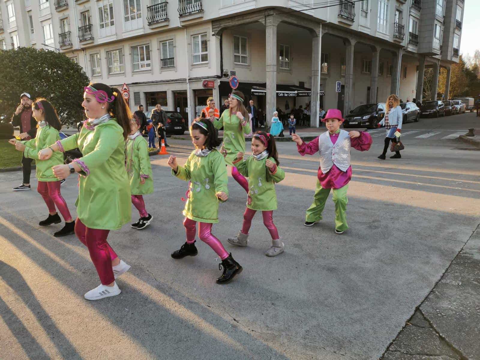 Archivo - Desfile de comparas en 2020 en Narón