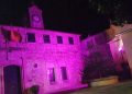 Archivo- Fachada del ayuntamiento de Ortigueira iluminada de violeta durante el 8M dos años atrás