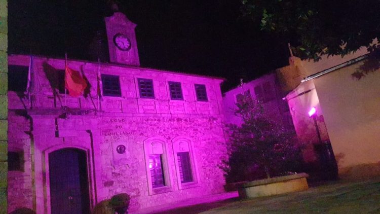 Archivo- Fachada del ayuntamiento de Ortigueira iluminada de violeta durante el 8M dos años atrás